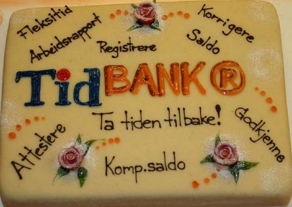 Br&oslash;nn&oslash;ysundregistrene feirer tidBANK med kake